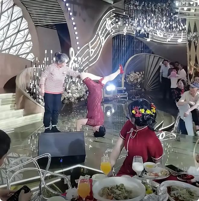 儿子婚礼婆婆表演“绝技” 女家属慌忙为其拉裙子遮羞